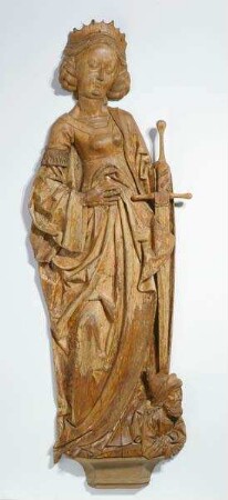 Stehende Heilige Katharina mit Schwert und einer männlichen Figur, zu ihren Füßen kauernd, zugehörig zu einer Gruppe der vier großen heiligen Jungfrauen (virgines capitales) in Relief