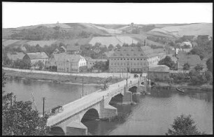 Fischendorf. Blick auf Fischendorf mit Muldenbrücke