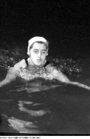 Schwimmer - Leipzig: Helga Barth (BSG Rotation Leipzig-Nord), Meisterschwimmerin der DDR während des Trainings, Dezember 1951
