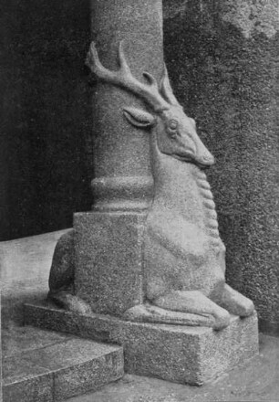 Der württembergische Hirsch und der staufische Löwe den Westeingang der Ulmer Pauluskirche flankierend — Hirsch