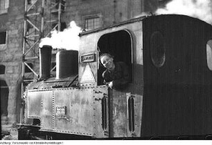 Dresden. Die Trümmerbahn, 1945/1946. Lokführer der "Trümmerbahn", aus dem Fenster des Führerstandes schauend