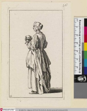 [Frau mit Hund auf dem Arm - Rückenansicht]