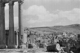 Reisefotos Libanon. Baalbek. Tempelanlage (101/300). Blick von der Ruine des Jupitertempels zum Bacchustempel
