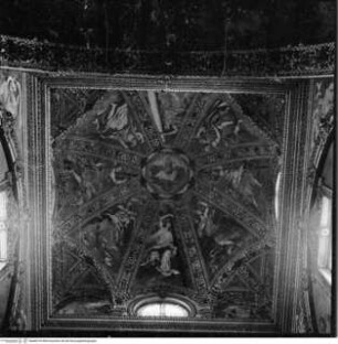 Gottvater, Engel mit Leidenswerkzeugen, Stuckornamente