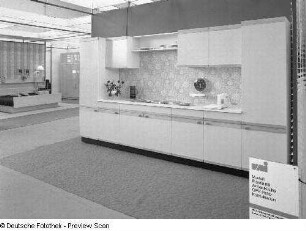 Anbauküche Plastik 80 : Ausstellungskojen mit Schlafzimmermöbeln und Anbauküche (1979; VEB Holzverarbeitungswerk Burg, W. Tippelt)