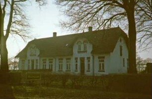 ehemaliges Gut Trenthorst-Wulmenau: Wulmenau 20: traufständiges Doppelwohnhaus: zwei seitliche Eingangsrisaliten: im Vordergrund Ortsschild Wulmenau