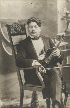 [Violinist auf einem Lehnstuhl]