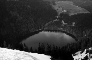 Feldberg: Letzte Skifahrer (Hintergrund Feldsee); am Hang zum Feldsee