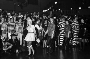 Freiburg: Stadthalle, Wahl der Miss Fasnet, die Anwärterinnen zur Miss Fasnetwahl