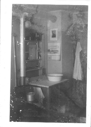 Wohnung des Fotografen (vielleicht in Phillipsthal). Ofen mit Waschtisch (Südwest-Ecke)