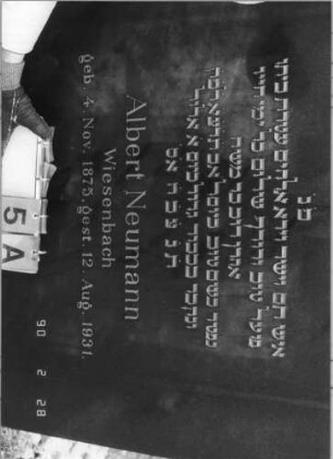 Grabstein 5 (Index: 100114986) Material: polierter Granit und ? Zustand: sehr gut Maße HxBxT: 144x107x19 cm Beschreibung: Stele auf Sockel, mehrfach geschwungener Giebel mit Davidstern Symbolik: Davidstern: Grabstein 5A