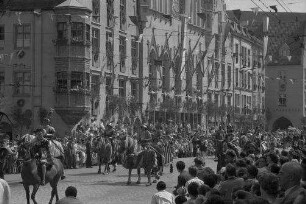 Landshut: Festzug vor dem Rathaus