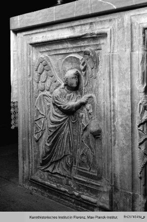 Altar : Seitenteile: Engel mit Weihrauchgefäßen
