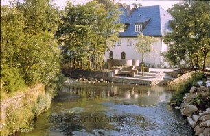 Trave mit Blick auf Blaues Haus