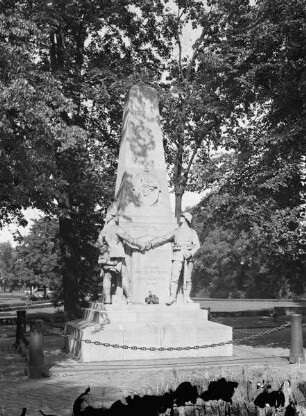 Gefallenen-Ehrenmal "Dem Ersten Garde-Regiment zu Fuss und seinen treuen Toten 1914-1918"