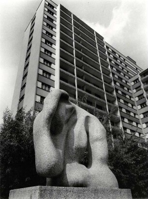 Plastik von Hans Arp im Esplanadeviertel