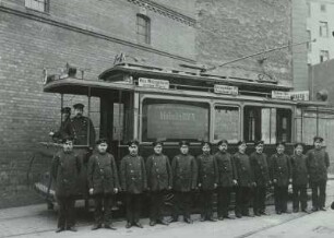 Berlin, Eisenbahner vor und auf einem Triebwagen : Allgemeine Elektrizitätsgesellschaft (AEG) Berlin