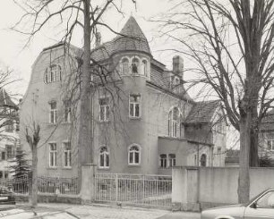 Mittweida, Villa : Mittweida. Villa, Johann-Sebastian-Bach-Straße 7, (um 1905). Straßenansicht mit Einfriedung