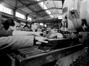 VEB Fritz-Heckert-Werk Karl-Marx-Stadt. Erfahrungsaustausch im Rahmen der Deutsch-Sowjetischen Freundschaft in einer Produktionshalle : Karl-Marx-Stadt. VEB Fritz-Heckert-Werk Karl-Marx-Stadt. Erfahrungsaustausch im Rahmen der Deutsch-Sowjetischen Freundschaft in einer Produktionshalle