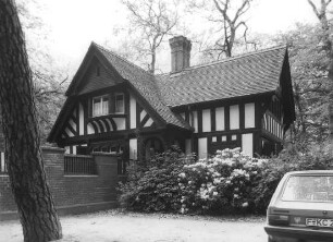 Pförtnerhaus u. Carl-von-Weinberg-Denkmal; Frankfurt, Flughafenstraße 20