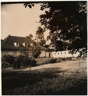 Garten von Bülow, Waren/Müritz: Haus und Kleewiese