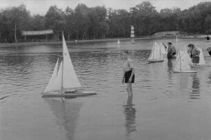 Mitglieder der Pionierorganisation "Ernst Thälmann" beim Modellbootfahren