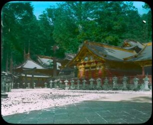 Nikko. Blick auf Tempelgebäude der Scyatsu-Tempelanlage mit Torii-Tor und Heiligen Laternen