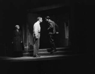 Szenenbilder aus einem zeitgenössischen Theaterstück