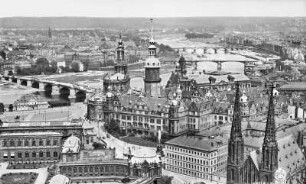 Dresden-Altstadt. Nordwestlicher Teil mit Zwinger, Hofkirche, Residenzschlosss, Taschenbergpalais und Sophienkirche. Luftbild-Schrägaufnahme von Südwest