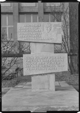 Hans-Grundig-Straße, Dürerstraße : Peschel, Johannes (geb. 1931). Dr.-Richard-Sorge-Denkmal. Zement; Höhe 2,55m. Dresden. Hans-Grundig-Dürerstraße