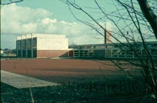 Grund- und Hauptschule Bargteheide-Land [früher Dörfergemeinschaftsschule, später Johannes-Gutenberg-Schule]: Alte Landstraße: rechts Erweiterungsbau, links Turnhalle