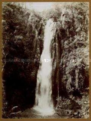 Wasserfall bei Londiani, Britisch-Ostafrika