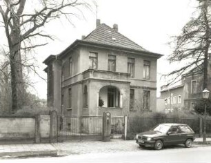 Dresden-Blasewitz, Altenberger Straße 9. Villa (1917). Straßenansicht mit Einfriedung