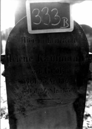 Grabstein 333 (Index: 100111952) Material: Sandstein Zustand: stark verwittert, beschädigt Maße HxBxT: 124x58x26 cm Beschreibung: Stele, profilierter Sockel, eingezogener Rundbogenabschluß mit Verdachung, rechteckiges Schriftfeld eingetieft: Grabstein 333B