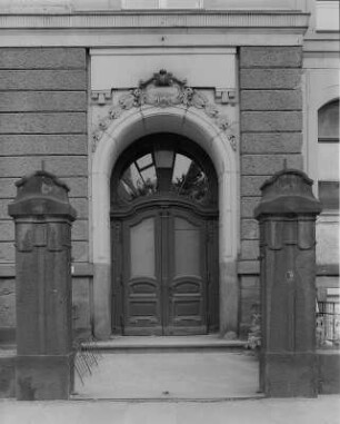 Poliklinik Mickten, Schule