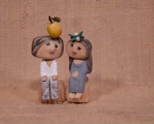 Mann und Frau (Weiß und Blau mit Apfel auf Würfel-Hocker) 2Figuren.