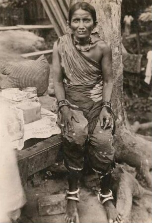 Hinterindien. Myanmar (Birma oder Burma). Birmesin, Zigarettenverkäuferin