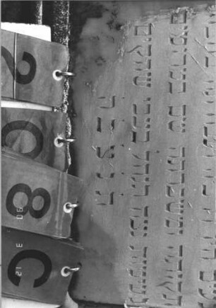 Grabstein 208 (Index: 99786008) Zustand: Inschrifttafel: Riss, Giebelaufsatz: abgebrochen, Rückseite: Bruchstelle zementiert Maße HxBxT: 192x64x21 cm Besonderheit: kulturhistorisch wertvoll / künstl.-formale Gründe (Inschrift): Grabstein 208C