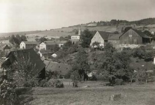 Sebnitz-Saupsdorf. Ortsansicht mit evangelischer Pfarrkirche (1840-1842; J. G. G. Nickel und J. G. Adam nach Entwurf von J. G. Lohse)