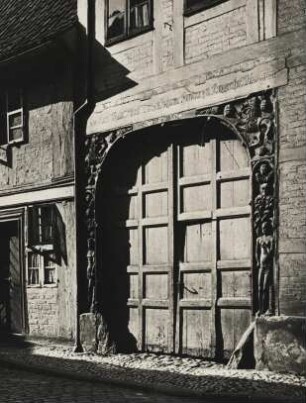 Salzwedel. Holzgeschnitztes Adam und Eva Portal (1534) am gleichnamigen Fachwerkhaus