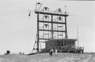 Semaphor : Dünenlandschaft mit einem Gebäude und Zeichen-Konstruktion dahinter