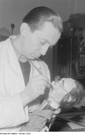 Kunsthandwerker Emil Stiehl bei der Anfertigung einer Handpuppe