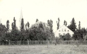 Blick auf das Pfarrhaus und die Kirche von Dissen : Pohlad na faru a Dešnjansku cyrkej (DŁ)
