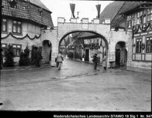 Roswithafeier (Tausendjahrfeier) in Bad Gandersheim (älterer Positivabzug vorhanden) Enthält: Torbogen mit der Aufschrift "853-1926", geschmückter Straßenzug