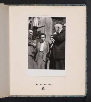 Albumseite mit Abb. 5: Victor Klemperer und Schüler, Frl. Kernecker : Unserem Ordinarius Herrn Prof. Dr. Viktor Klemperer zu seinem 70. Geburtstag in Liebe und Verehrung. Das Romanische Seminar der Unviversität Halle. Halle, den 9. Oktober 1951