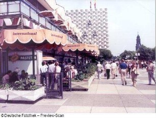 Dresden-Altstadt, Prager Straße 17. Großgaststätte "International" (1970-1972; H.-J. Richter, G. Gruner, L. Johne). Straßenansicht gegen Centrum-Warenhaus