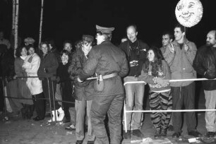 Grenzsoldaten und Mauerbesucher am provisorischen Grenzübergang am Potsdamer Platz