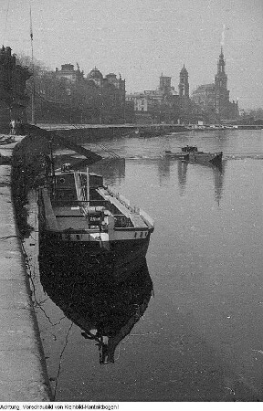 Dresden, u.a. Biergarten an der Augustusbrücke - Elbufer - Dr.-Rudolf-Friedrichs-Brücke (Carolabrücke), Vorbereitungen zum Neubau - Trümmerbahn - Neustädter Markt - Semperoper, April 1952