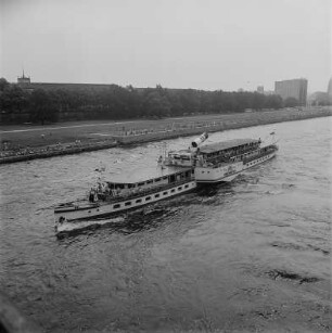 Seitenraddampfer "Dresden" (Werft 1926, Werft Laubegast) mit gelegtem Schornstein unterhalb der Brücke der Einheit auf Fahrt stromauf
