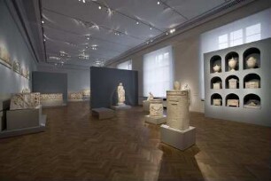 Blick in Raum 3 der Dauerausstellung der Antikensammlung im Alten Museum (Obergeschoss): Leben und Tod in Rom